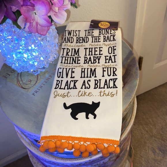 Hocus Pocus Kitchen Towels ~ 2 NWT - Picture 2 of 6